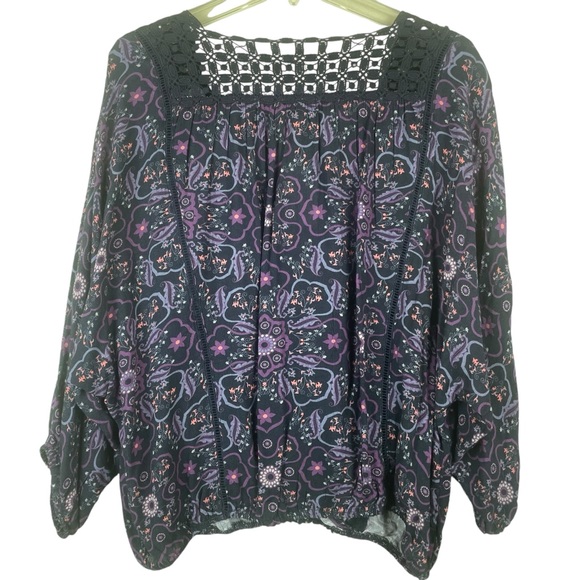 NWT Bloomfield Surplice Oversized Fabric and Lace Top Elastic at Waist Sz Medium - Picture 2 of 10